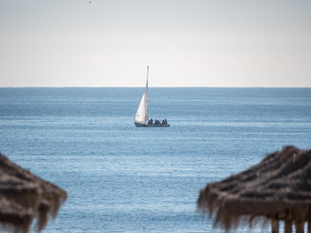 Malagueta Beach & Sun Малага Экстерьер фото